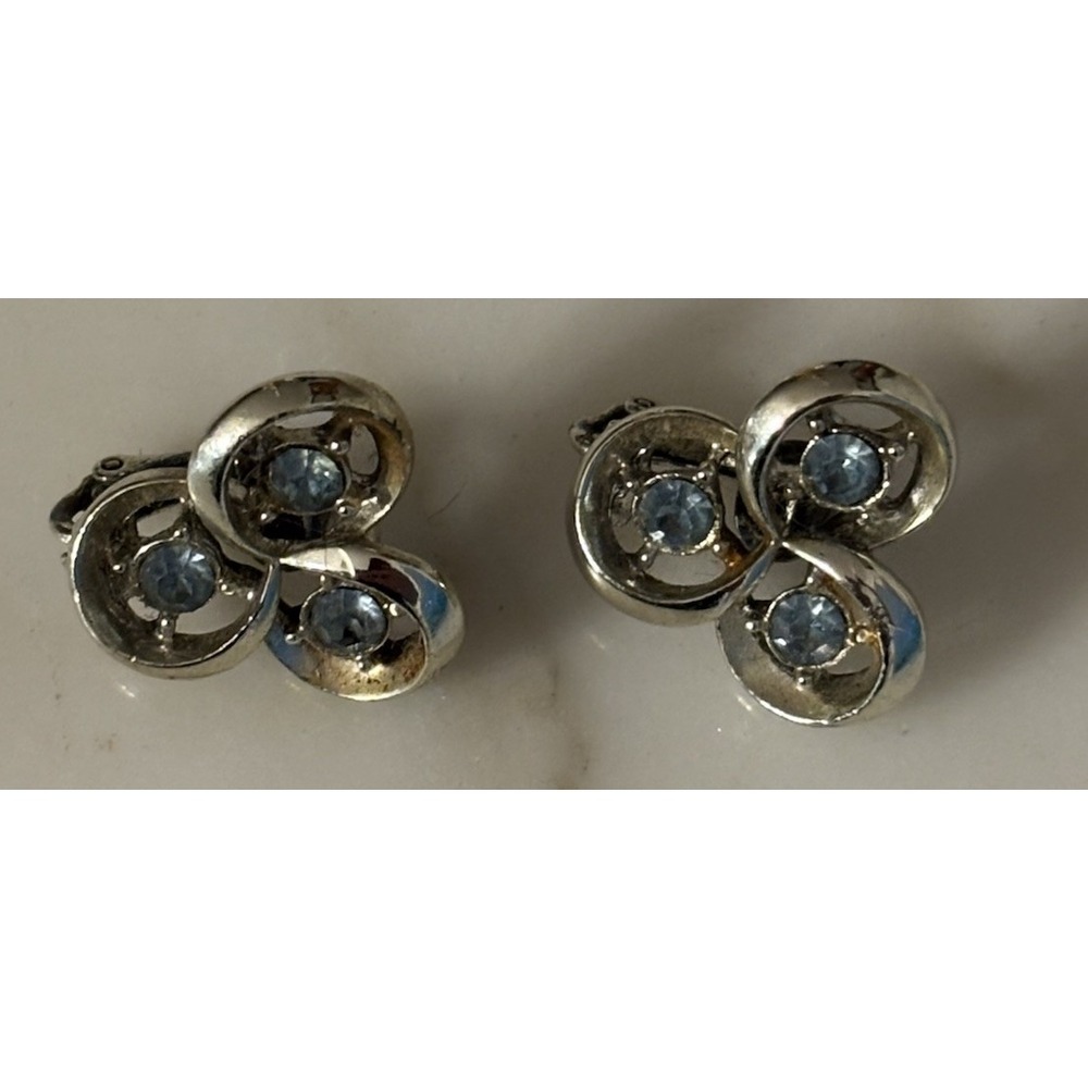 Vintage Coro Light Blue Clip-On Earrings 1/2" 3 Rhinestones On Silver Tone - Picture 1 of 4